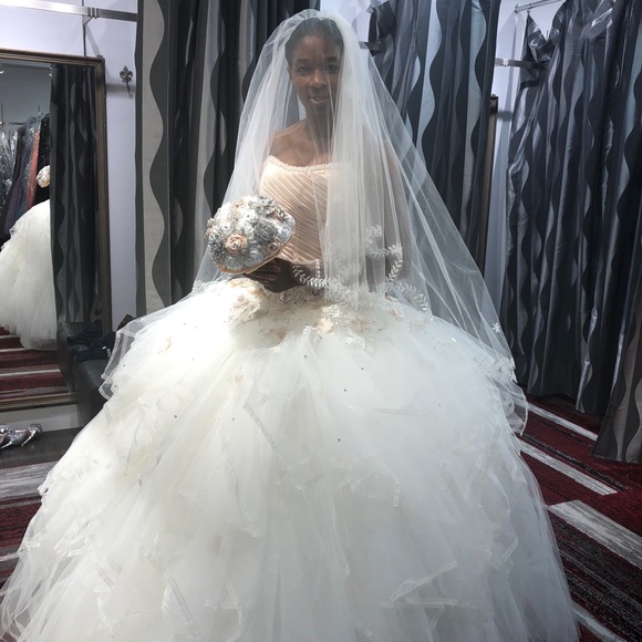 Wedding dress only tried on never worn in wedding - Picture 1 of 5